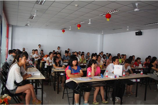 新鄉(xiāng)網(wǎng)站客服部第四期服務咨詢?nèi)諘h報道